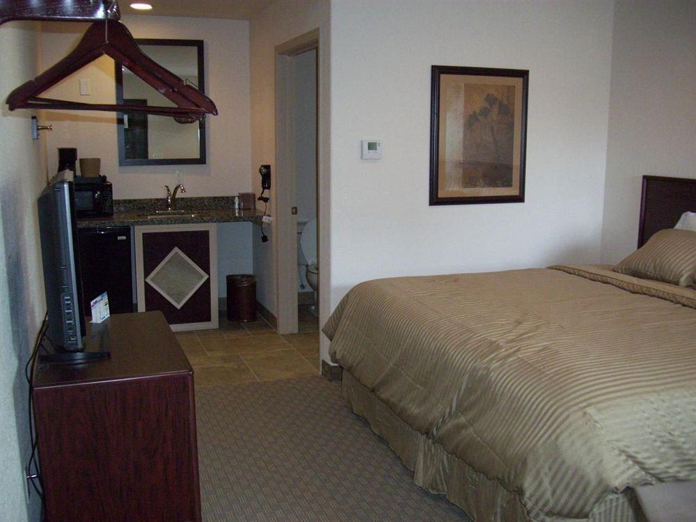 Price Pointe Inn Waukesha Buitenkant foto